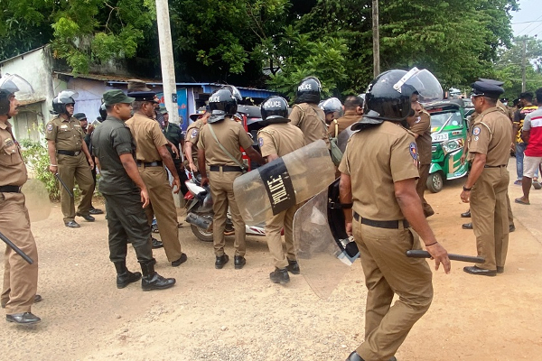 மட்டக்களப்பில் பொதுமக்களை விரட்டியடித்த பொலிஸார் | Police Chase Away Civilians In Batticaloa