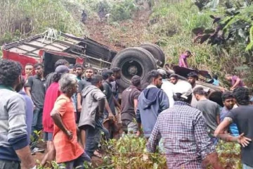 100 அடி பள்ளத்தில் கவிழ்ந்த பேருந்து - 21 பேர் சம்பவ இடத்திலேயே பலி