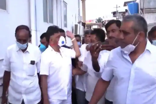 மேலயே கை வைக்குறியா? என்று கூறி கட்சிக்காரரை கன்னத்தில் அறையும் டிகே சிவக்குமார்! | D K Shivakumar Indian National Congress