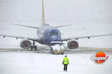 බෝම්බ සුළි කුණාටුවේ බලපෑමෙන් ගුවන් ගමන් දහස් ගණනක් අවලංගුයි