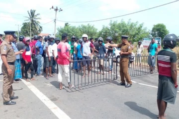 யாழ். எரிபொருள் நிலையத்தில் ஏற்பட்ட குழப்பம்:பொலிஸாரின் நடவடிக்கை (Photos)