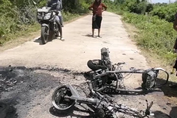 திடீரென தீப்பற்றி எரிந்து சாம்பலான மோட்டார்சைக்கிள்(Photos)