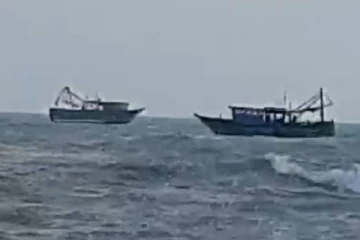 ஒரே நேரத்தில் வெளிநாடொன்றிக்குள் நுழைந்த இலங்கைப் படகுகளால் பரபரப்பு!
