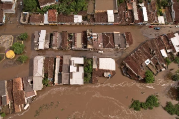 பிரேசிலில் கனமழையில் ஏற்பட்ட  வெள்ளம்;  நிலச்சரிவில் சிக்கிய 18 பேருக்கு நேர்ந்த கதி