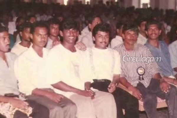 கல்லூரி போட்டோவில் இருக்கும் டாப் ஹீரோக்கள்.. யார் என தெரிகிறதா? | Vishal And Suriya In College Days Photo