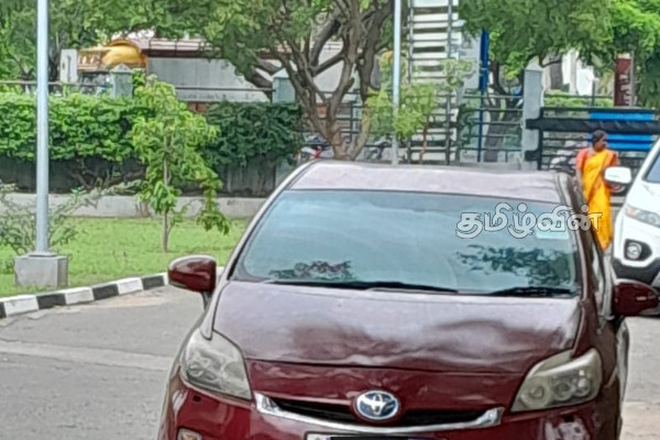 யாழில் பல லட்சம் பெறுமதியான காரை வீதியில் விட்டு சென்ற நபர்.. மீட்ட பொலிஸார் | Person Pawned Rental Car In Jaffna