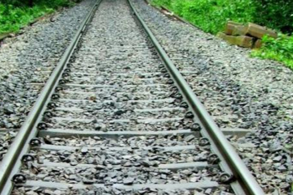 மட்டக்களப்பு - கொழும்பு ரயிலில் மோதி இளைஞர் பலி | Batticalo Coombo Train Accident