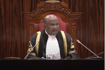 நாடாளுமன்றில் அமளிதுமளி! உறுப்பினரை வெளியேற்றிய சபாநாயகர்(Video)