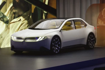 டெஸ்லாவுக்கு போட்டியாக BMW-வின் புதிய கண்ணாடி எலக்ட்ரிக் கார்!