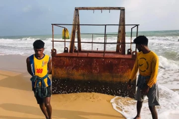 நாகர்கோவிலில் கரை ஒதுங்கிய அடையாளம் தெரியாத மிதவைக்கலம்