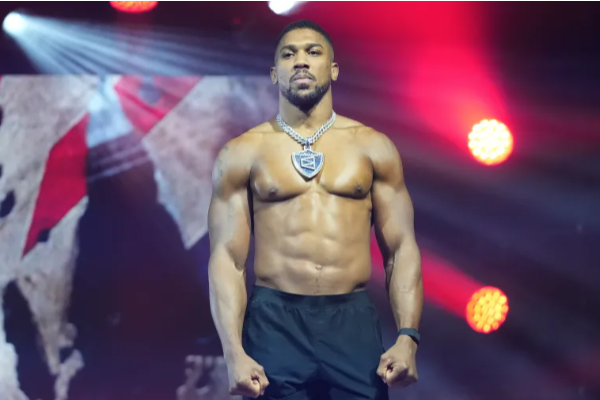 பிரிட்டன் குத்துச்சண்டை வீரர் விபத்தில் காயம்: இருவர் பலி | Boxer Anthony Joshua Injured In Deadly Car Crash பிரிட்டன் குத்துச்சண்டை வீரர் விபத்தில் காயம்: இருவர் பலி | Boxer Anthony Joshua Injured In Deadly Car Crash