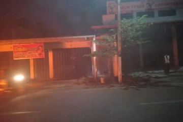 முன்னாள் நாடாளுமன்ற உறுப்பினரின் வீட்டிற்கு முன்னால் ரயர் எரிப்பு