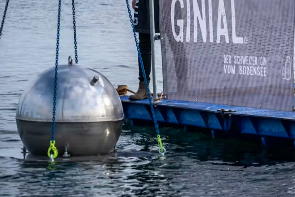 சுவிஸ் ஏரியில் கிடைத்த 800 கிலோ இரும்புப் பந்து: ஒரு சுவாரஸ்ய தகவல் | Gin Filled 800Kg Steel Ball Found In Swiss Lake