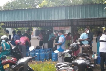 யாழில் கடமை நேரத்தில் அரச ஊழியர்கள் அட்டூழியம்; பொதுமக்கள் விசனம்!