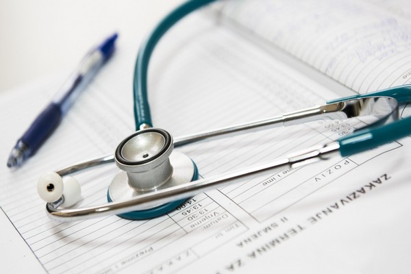 கனேடிய இளம் மருத்துவர்கள் ஏன் இப்படிச் செய்கின்றார்கள்? | Young Doctors Look Outside Of Canada