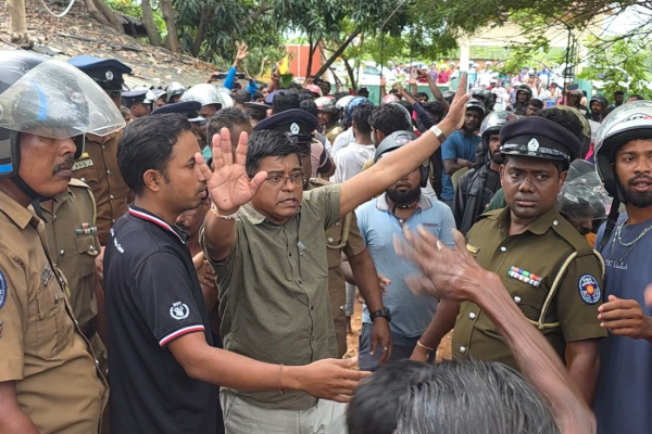 வெருகல் பிரதேச செயலாளரை இடமாற்றம் செய்யுங்கள்! நிவாரணம் கிடைக்காததால் வீதிக்கிறங்கிய பொதுமக்கள் | Public Protesting Due To Lack Of Relief வெருகல் பிரதேச செயலாளரை இடமாற்றம் செய்யுங்கள்! நிவாரணம் கிடைக்காததால் வீதிக்கிறங்கிய பொதுமக்கள் | Public Protesting Due To Lack Of Relief