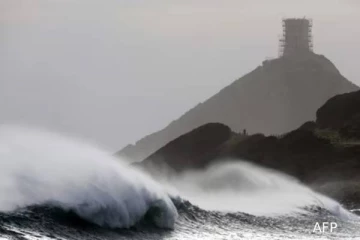 பிரான்சை தாக்கியுள்ள ஆக்ரோஷ புயல்: 450,000 வீடுகள் இருளில் மூழ்கின