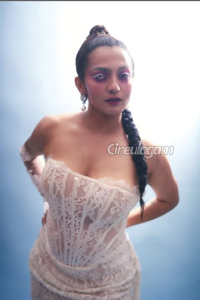 என்னது நடிகை பார்வதியா இது, உடல் எடை குறைத்து அவர் எடுத்த போட்டோ ஷுட்... ஷாக்கான ரசிகர்கள் | Parvathy Halloween 2025 Photoshoot Goes Viral