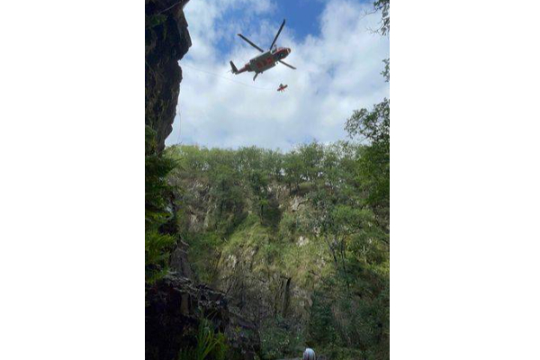 80 அடி மலையின் உச்சியில் இருந்து விழுந்த இளம்பெண் - உயிர் பிழைத்த அதிசயம்! | Woman Falls 80 Feet From Cliff Front Of Horrified