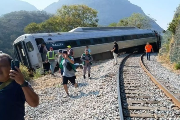 மெக்சிகோவில் ரெயில் தடம் புரண்டு விபத்து ; 13 பேர் பலி, 98 பேர் படுகாயம் | Train Derailment Accident In Mexico