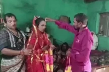 மனைவி சம்மதத்துடன் திருநங்கையை திருமணம் செய்த நபர் - வைரலாகும் புகைப்படம்