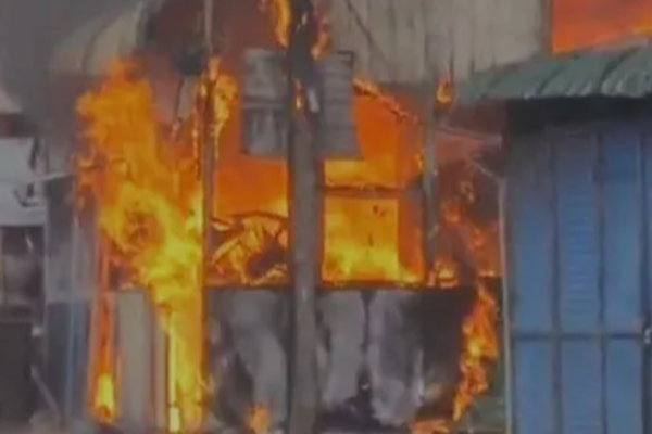 பிரபல உணவக கட்டடமொன்றில் தீ விபத்து; இருவர் மருத்துவமனையில் | A Fire Broke Out In A Popular Restaurant Badulla