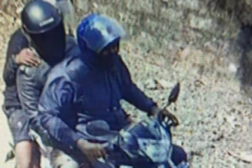 சுவிஸிலிருந்து கொடுக்கப்பட்ட பணம்! யாழில் இளைஞர்கள் செய்த மோசமான செயல் (Photo)