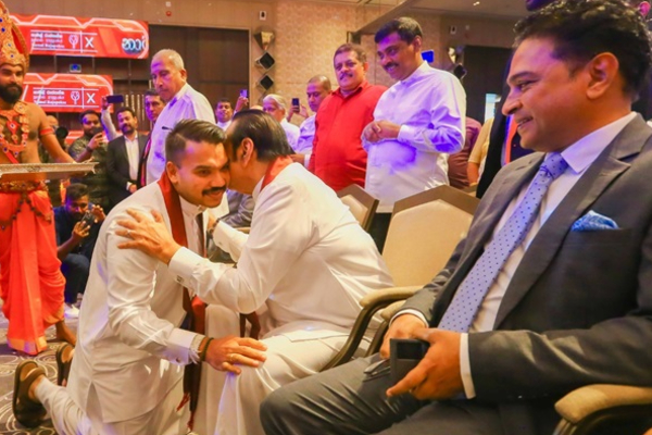 ஹந்துன்நெத்தி எழுதிக்கொடுத்த நாமலின் அரசியல் மேடைப்பேச்சு! கைவிட்டார் மகிந்த | Mahinda Rajapaksa First Political Speech