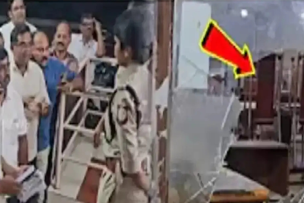 சிக்கன் ரைஸ் வர லேட்; நொறுக்கப்பட்ட ஹோட்டல் - காசாளர் மண்டை உடைப்பு! | Hotel Attacked At Tiruppur Fried Rice Late