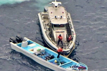 படகில் கடத்த முயன்ற ஒரு டன் கொக்கைன்...நடுக்கடலில் சுற்றிவளைத்த அதிகாரிகள்