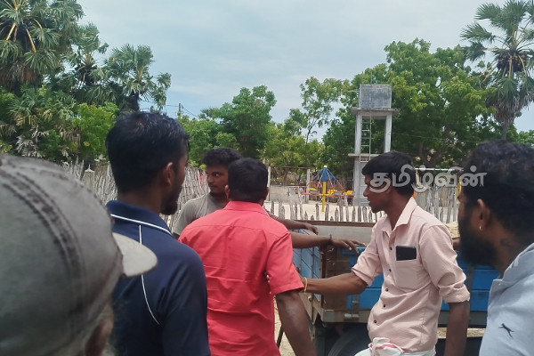 பிரதேச மக்களின் எதிர்ப்பின் மத்தியிலும் நல்லூர் திருவிழாவுக்கு மண் விநியோகம்! | Soil Distribution Police Security Nallur Festival