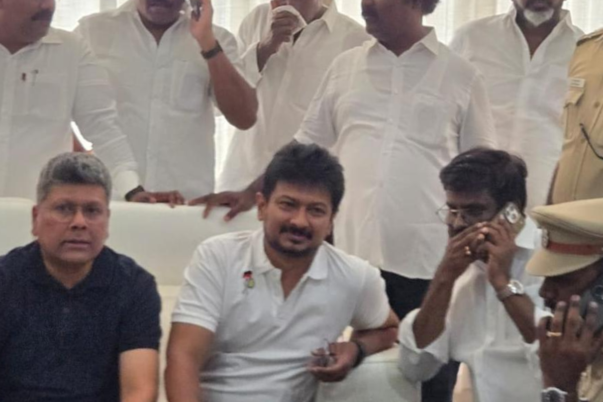 பொலிஸ் காவலில் உதயநிதி ஸ்டாலின்..பரபரப்புக்கு மத்தியில் அவசரமாக புறப்பட்ட முன்னாள் தமிழக முதல்வர் | Udhayanidhi Stalin Arrested Mk Stalin Tvk Office பொலிஸ் காவலில் உதயநிதி ஸ்டாலின்..பரபரப்புக்கு மத்தியில் அவசரமாக புறப்பட்ட முன்னாள் தமிழக முதல்வர் | Udhayanidhi Stalin Arrested Mk Stalin Tvk Office