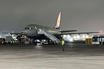 கனேடிய பிரதமர் பயணித்த விமானத்தில் ஏற்பட்ட பரபரப்பு!