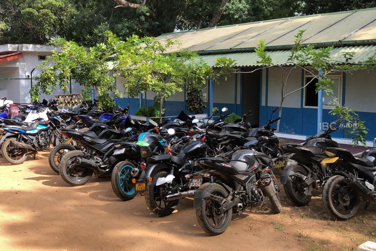 கிளிநொச்சியில் காவல்துறையினரின் அதிரடி வீதிச்சோதனை : வாகனங்கள் பறிமுதல் | Police Road Checks In Kilinochchi Vehicles Seized