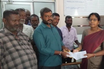 கிளிநொச்சியில் மாவட்ட அரச அதிபருக்கு மனு சமர்ப்பித்த விவசாயிகள்
