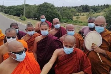 கோட்டாபய  அரசின் இரகசிய செயற்பாட்டுக்கு எதிராக வீதியில் இறங்கிய பிக்குகள்