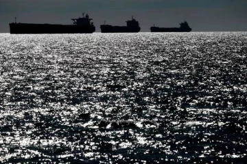 ஸ்டார்மரின் மிரட்டலுக்கு அஞ்சாமல்... பிரித்தானியாவையைக் கடந்த 100 ரஷ்யக் கப்பல்கள்