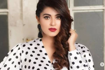 என்ன வயசு மேடம் உங்களுக்கு! வாய்ப்பிற்காக படுஒல்லியாக மாறிய புன்னகை அரசி!