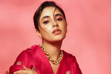 பிரியங்கா அருள்மோகன் சிவப்பு நிற உடையில் லேட்டஸ்ட் போட்டோஷூட்