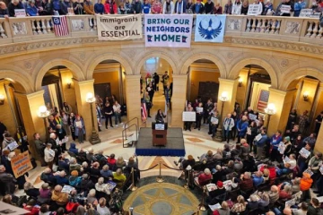 அமெரிக்காவில் குடியேறிகள் தொடர்பில் புதிய ஆணை ;பல்லாயிரம் பேர் கைதாக வாய்ப்பு