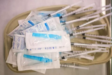 கொரோனா தடுப்பூசிகளை குப்பையில் வீசும் பிரபல ஐரோப்பிய நாடு! என்ன காரணம்?