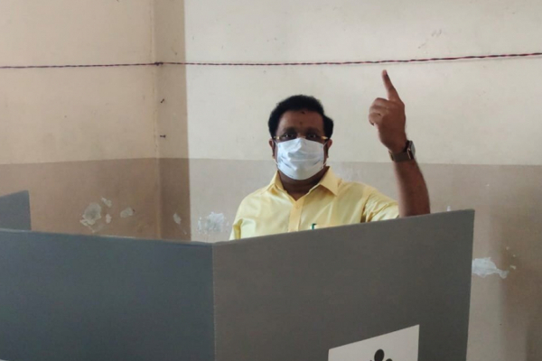 திமுக பொதுச் செயலாளர் துரை முருகன், மகன் கதிர் ஆனந்த் வாக்களிப்பு | Dmk Secretary Durai Murugan Son Kathir Anand Vote