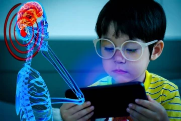 குழந்தைகளுக்கு செல்போன் கொடுத்தால் என்ன நடக்கும் தெரியுமா? ஆபத்து நிச்சயம்