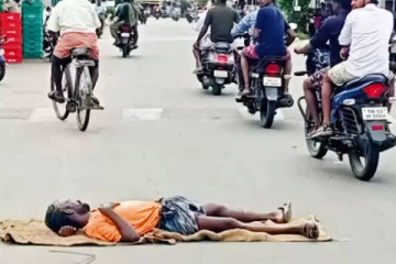 'தில் இருந்தா வண்டிய விடுங்கடா' - சாலையில் சாக்குப்பை விரித்து தூங்கிய போதை நபர்!