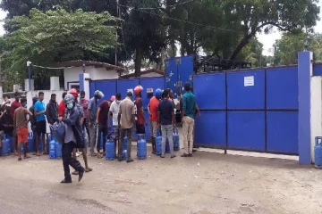 எரிவாயு கிடைக்காத விரக்தியில் நபரொருவர் செய்த செயல்