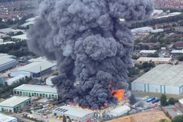 இங்கிலாந்தில்  பயங்கர தீ விபத்து; விண்ணை முட்டும் அளவிற்கு வெளியேறிய கரும்புகை
