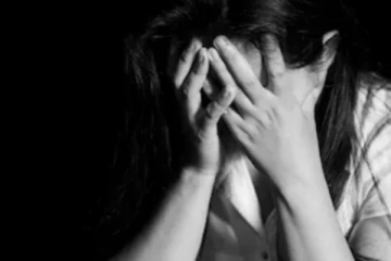 காபியில் மயக்கபொடி கலந்து சிறுமியை கற்பழித்த இயக்குநர் - உடந்தையாக இருந்த தாய் கைது - பரபரப்பு சம்பவம்