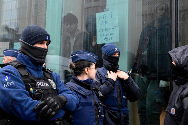 பயங்கரவாத தாக்குதல்களை நடத்த சதி செய்த 8 பேர் கைது! | 8 Arrested For Plotting Terrorist Attack Belgium