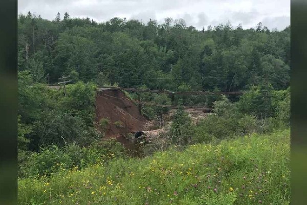 கனடாவில் வெள்ளத்தில் அடித்துச் செல்லப்பட்ட ரயில் பாதை | Rail Line To Halifax Washed Out After Heavy Rains