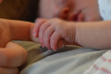 කුසේදීම දරුවෙකු විකුණූ පහකට වැඩ වැරදියි.